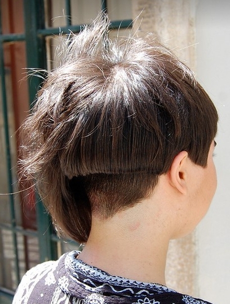 tył asymetrycznej fryzury krótkiej, uczesanie damskie zdjęcie numer 48A